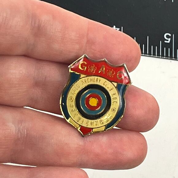 Vintage GAC Archery Club Enamel Shield Pin Target ROC Taiwan Red Blue Gold - Picture 2 of 3